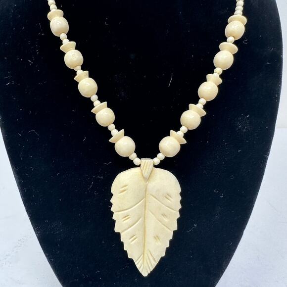 Vintage 70s Carved Bone Beaded Leaf Pendant Necklace Tribal Cream - Picture 2 of 8